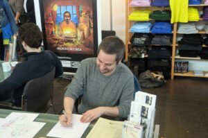 Der Illustrator mandelbrot am Stand des Bundesamtes für magische Wesen auf der Leipziger Buchmesse