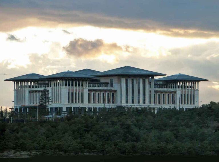 Der türkische Präsidentenpalast Ak Saray, Foto Ex13, wikimedia. Von hier stammt türkisches Blut mit einem Geschmack nach Ziege. Außerdem wohnt hier der türkische Padischah Imperator Recep Tayep Erdogan