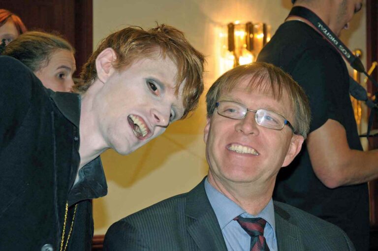 Edmund F. Dräcker (re), hier mit einem jungen Vampir-Praktikanten.
