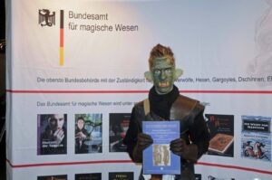 Ein junger Ork mit der Biografie von Edmund F. Dräcker. "Die FIFA Maden bekommen unseren Dräcker nicht!"